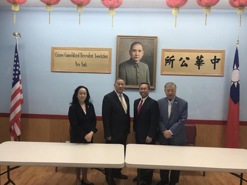 中國(guó)僑網(wǎng)美國(guó)羅德島州克蘭斯頓市華裔市長(zhǎng)馮偉杰(右二)6日拜會(huì)紐約中華公所,左二為伍銳賢,。(美國(guó)《世界日?qǐng)?bào)》/和釗宇 攝)