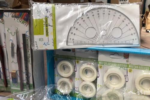 中國僑網被查扣的不合格文具用品。(“意大利華人街”微信公眾號)