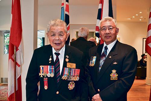 中國(guó)僑網(wǎng)即將97歲的華裔老兵周鏡球(左)與ANAVETS退伍軍人俱樂(lè)部的胡家浩(右),,共同參加紀(jì)念活動(dòng),。(加拿大《星島日?qǐng)?bào)》/王學(xué)文 攝)