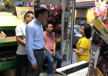 中國僑網(wǎng)西班牙青田同鄉(xiāng)會(huì)會(huì)長葉國平先生對(duì)華商給予安撫與慰問,。(西班牙《歐華報(bào)》)