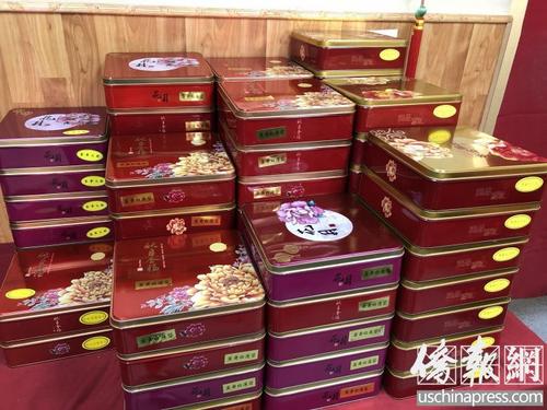 中國僑網(wǎng)中秋月餅占據(jù)了商鋪的主要位置,。(美國《僑報(bào)》/陳勇青 攝)