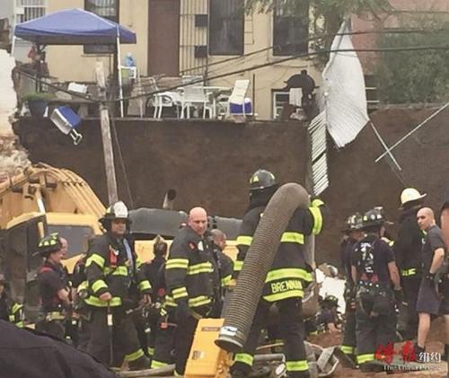 中國僑網圖為大批救援人員手持各種器械不斷進出現場實施救援,。(美國《僑報》/崔國萁 攝)
