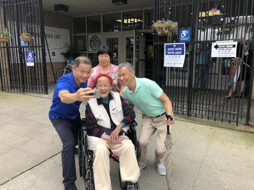中國(guó)僑網(wǎng)劉醇逸(左)與97歲耆老李永照(中)及其家人自拍合影。(美國(guó)《世界日?qǐng)?bào)》/陳小寧 攝)