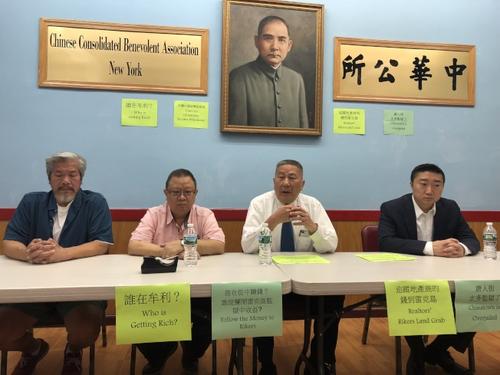 中國僑網(wǎng)陳家齡(左一)呼吁民眾27日集結示威,,黃達良(左二),、伍銳賢(右二)、曾偉康(右一)等人都對建監(jiān)獄事宜表達強烈不滿,。(美國《世界日報》/金春香 攝)