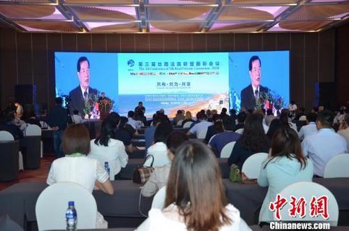 中國僑網(wǎng)17日,,“第三屆絲路法醫(yī)聯(lián)盟會議”在山東煙臺開幕。 張玉雷 攝