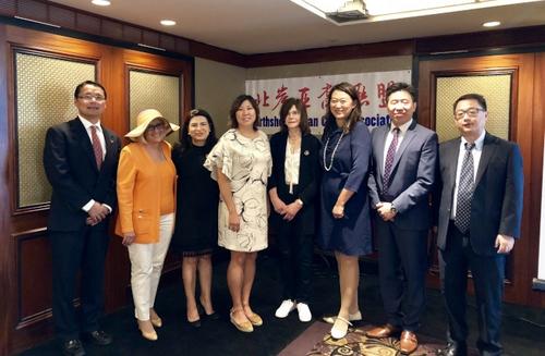 中國僑網(wǎng)美國國會眾議員孟昭文(左四)、北罕普斯狄鎮(zhèn)議員安娜•卡普蘭(左三)出席座談會,。 (美國《世界日報》/朱蕾 攝)