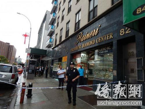 中國僑網紐約曼哈頓華埠警方拉起警戒線在現場調查,。(美國《僑報》/尹英姿 攝)
