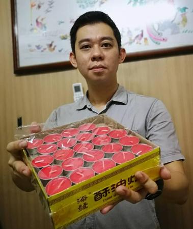 中國僑網(wǎng)韋國梁鼓勵民眾使用鋁殼蠟燭代替一般的蠟燭,。(馬來西亞《光華日報》)