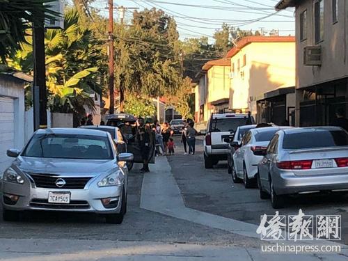中國僑網(wǎng)22日,,幾十名墨裔居民聚居在凌晨發(fā)生槍擊案的小巷內(nèi)哀吊死者,,住在附近的華裔居民誤以為他們在拍戲,。(美國《僑報》/翁羽攝)