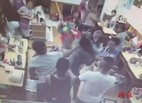 中國僑網(wǎng)美甲店沖突錄像截圖。(美國《僑報》)