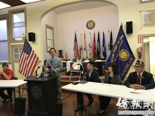 中國(guó)僑網(wǎng) 邱信福表示,華裔退役軍人在第二次世界大戰(zhàn)中為美國(guó)作出很大貢獻(xiàn),聯(lián)邦國(guó)會(huì)應(yīng)該承認(rèn)華裔退役軍人的貢獻(xiàn)并頒發(fā)金獎(jiǎng),。(美國(guó)《僑報(bào)》/吳卓明 攝)