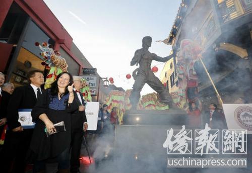 中國僑網(wǎng)李小龍的女兒李香凝(左側(cè))在父親銅像前豎起大拇指,。(美國《僑報》/邱晨 攝)