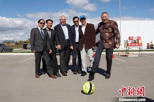中國僑網(wǎng)圖為萬錦市市長薛家平(Frank Scarpitti,,左三)、中國駐多倫多總領館領事宋晨亮(右三),、安大略省省議員柯文彬(右二),、萬錦市市議員何胡景(左二)、多倫多華人團體聯(lián)合總會永久名譽主席魏成義(右一)和多倫多華人團體聯(lián)合總會主席林性勇共同為球賽開球,?!∮嗳鸲z