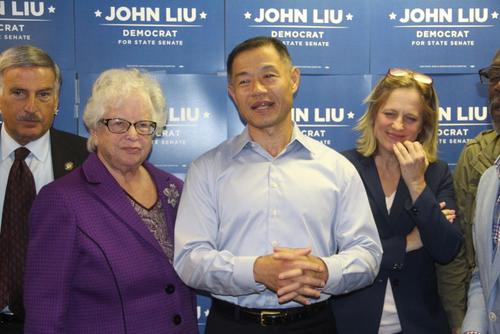 中國僑網(wǎng)面對紐約第11選區(qū)州參議員艾維樂再戰(zhàn)普選,,前紐約市華裔主計(jì)長劉醇逸(左三)團(tuán)隊(duì)認(rèn)為沒什么好擔(dān)心,。(美國《世界日報(bào)》/賴蕙榆 攝)