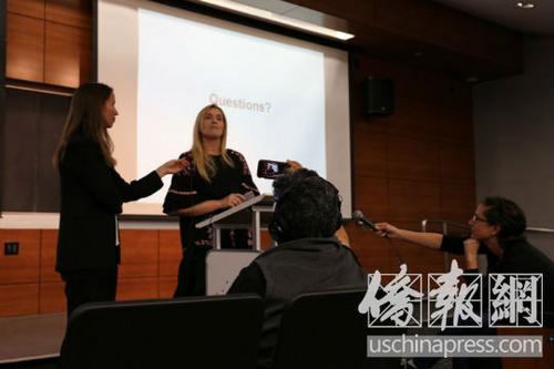 中國僑網(wǎng)美國教育部民權(quán)辦公室主任勞拉·菲爾(Laura L·Faer)正在聽取女受害人講述“狼醫(yī)”對她性騷擾的故事,。(美國《僑報》/高睿 攝)