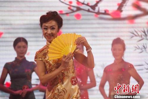 中國僑網(wǎng)圖為參賽選手在旗袍秀環(huán)節(jié)展示風(fēng)采,?!∮嗳鸲z