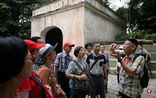 中國(guó)僑網(wǎng)華助會(huì)17日早組織近100名樂(lè)齡人士,,跟隨旅游局導(dǎo)游徒步攀登新加坡本地歷史地標(biāo)??祵幑珗@,,鼓勵(lì)年長(zhǎng)者保持健康活躍。(新加坡《聯(lián)合早報(bào)》/林澤銳 攝)