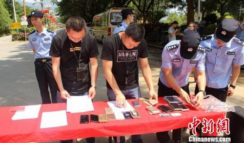 中國(guó)僑網(wǎng)警方繳獲的部分作案工具,?!V州警方 攝