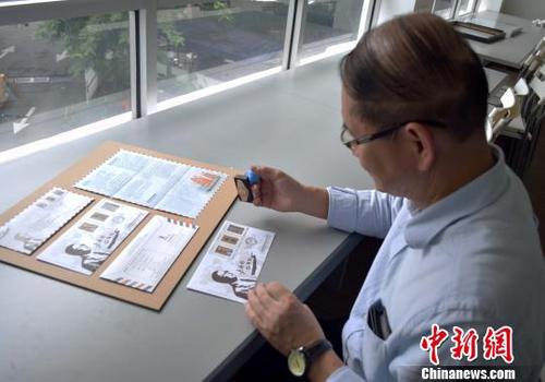 中國僑網陳亞才為紀念封蓋上郵戳,。 鐘欣 攝