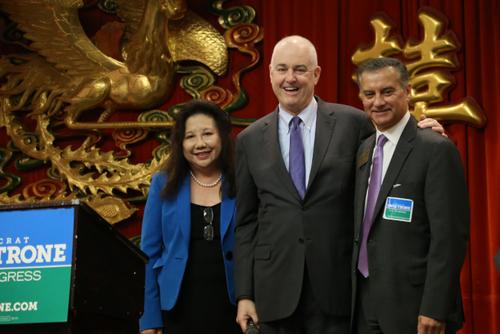 中國僑網(wǎng)美國馬州第六國會選區(qū)民主黨眾議員候選人David Trone,,本周自費在馬州蓋城舉辦亞裔小區(qū)見面餐會,,向現(xiàn)場近200亞裔訴說其競選信念,。(美國《世界日報》/羅曉媛 攝)