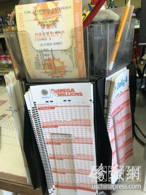 中國(guó)僑網(wǎng)美國(guó)一家方便店中出售的彩票,。(美國(guó)《僑報(bào)》/王珂瑩 攝)