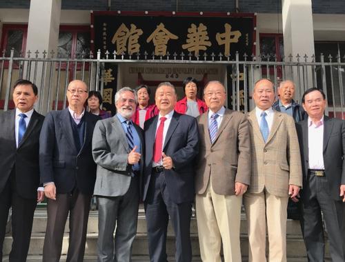 中國(guó)僑網(wǎng)提案的市議員佩斯金(前排左三)在中華總會(huì)館宣布,,華埠禁大麻店法案已于10月15日生效,。支持提案者包括中華總會(huì)館總許可立(前排右四)及小區(qū)住客聯(lián)會(huì)主席梁榮浩(前排右一)。(美國(guó)《世界日?qǐng)?bào)》/李秀蘭 攝)