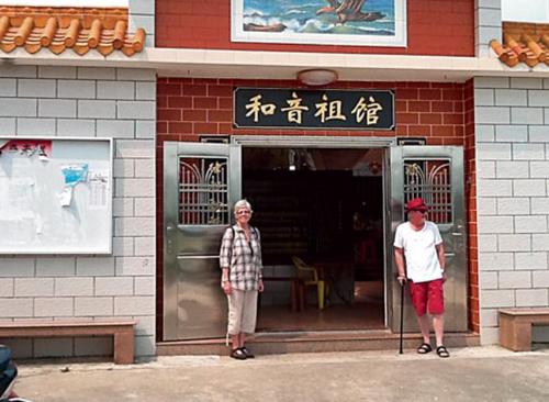 中國僑網(wǎng)蘇珊·柯雷前往廣東臺山找到黃宗望的后人。(加拿大《星島日報》)