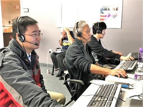 中國僑網張剛與數名華人義工6日在羅德島州的馮偉杰競選部電話中心為馮偉杰助選拉票,。(美國《世界日報》/張剛提供)