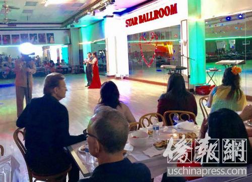 中國僑網(wǎng)美國洛杉磯單身新移民在蒙市的雙十一活動上互動。(美國《僑報》/翁羽 攝)