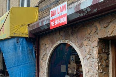 中國(guó)僑網(wǎng)紐約市樓宇局嚴(yán)查店鋪招牌行動(dòng)也波及到八大道眾多商家,。(美國(guó)《僑報(bào)》/崔國(guó)萁 攝)