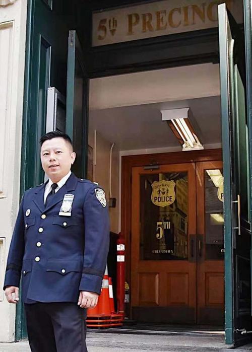 中國僑網(wǎng)將晉升為督察的華裔吳銘恒,將調(diào)離服務(wù)兩年多的紐約曼哈頓華埠市警五分局,。(美國《世界日?qǐng)?bào)》/張晨 攝)