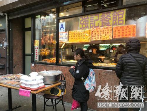 中國僑網(wǎng)隨著感恩節(jié)臨近,,八大道中餐館烤火雞、烤雞、烤鴨的生意也好起來,。(美國《僑報(bào)》/崔國萁 攝)