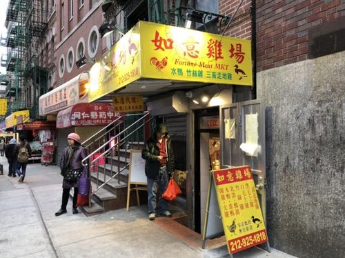 中國(guó)僑網(wǎng)除了向餐館預(yù)訂火雞,還有不少人買(mǎi)生的火雞自己回家烤,。(美國(guó)《世界日?qǐng)?bào)》/顏嘉瑩 攝)