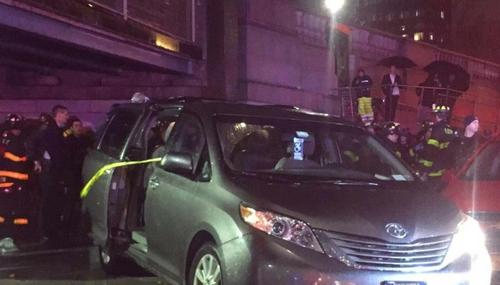 中國僑網(wǎng)廂型車沖上科西街市場人行道,。(記者張筠/攝影)