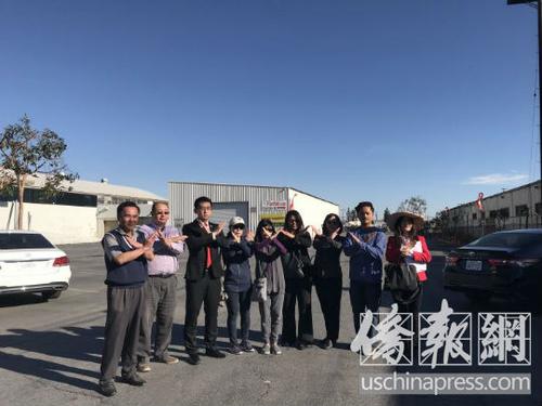 中國(guó)僑網(wǎng)到場(chǎng)抗議華人一同舉出“NO”的手勢(shì)表示抵制,。(美國(guó)《僑報(bào)》/聶達(dá) 攝)