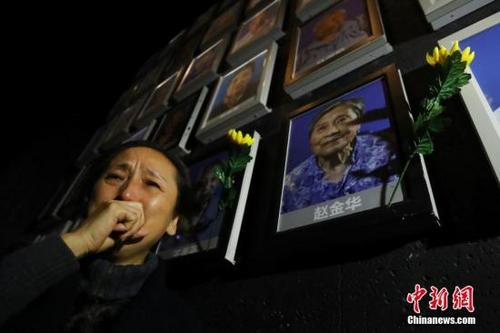 中國(guó)僑網(wǎng)12月6日,侵華日軍南京大屠殺遇難同胞紀(jì)念館為最近去世的南京大屠殺幸存者王秀英,、趙金華,、陳廣順舉行熄燈、悼念儀式,。圖為趙金華的女兒趙敏參加熄燈悼念儀式,。中新社記者 泱波 攝