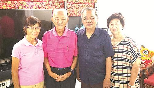 中國僑網劉道南及盧觀英夫婦(左一,、二)與楊國泰及童春麗夫婦合照。(馬來西亞《光華日報》)