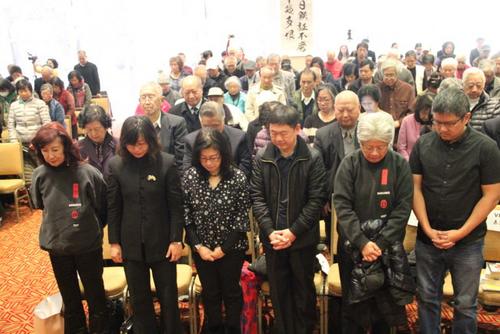 中國僑網(wǎng)現(xiàn)場民眾為死難同胞默哀。(美國《世界日報(bào)》/李晗 攝)