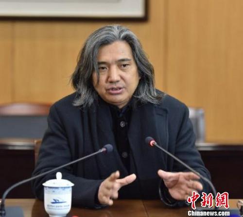 中國僑網(wǎng)中國美術館館長吳為山講述《國家公祭紀念碑——南京大屠殺組雕》創(chuàng)作過程。 侵華日軍南京大屠殺遇難同胞紀念館供圖 攝
