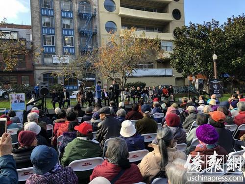 中國僑網(wǎng)舊金山民眾不約而同來到花園角懷念已故市長李孟賢。(美國《僑報(bào)》/陳勇青 攝)