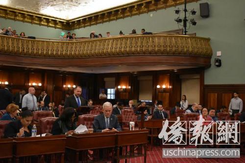 中國僑網(wǎng)紐約市議會舉行例行會議,,通過顧雅明提出的新法案。(美國《僑報》/尹英姿 攝)