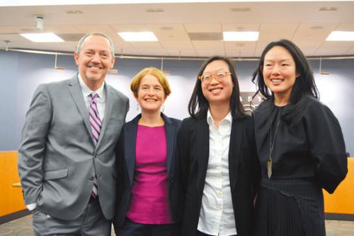 中國僑網(wǎng)李正元(右二)13日宣誓就職捷運董事,,舊金山市議員金貞妍(右一),、捷運董事達(dá)夫蒂(左一),、薩爾茨曼(左二)出席活動,。(美國《世界日報》/劉先進(jìn) 攝)
