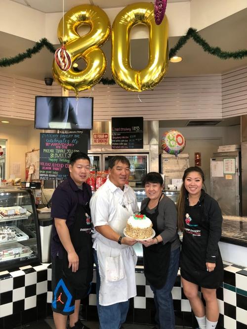中國僑網如今由陳氏家族第二代七位堂兄弟姊妹共同經營的洛杉磯華埠雙鳳餅家(Phoenix Bakery),1938年創(chuàng)立至今屆滿80年,,生意依然鼎盛,。(美國《世界日報》/胡清揚 攝)