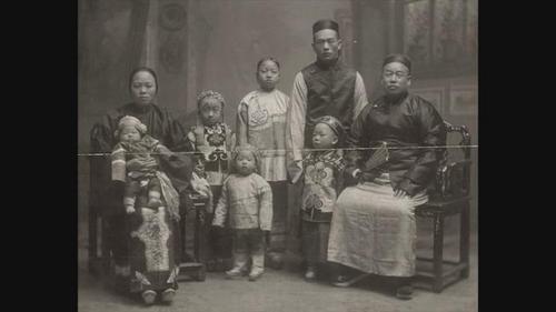 中國(guó)僑網(wǎng)美國(guó)西雅圖華裔志工在歷史文件中找到珍貴的資料,。(美國(guó)《世界日?qǐng)?bào)》/電視新聞截圖)