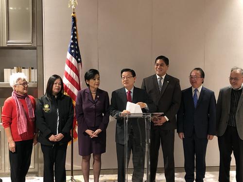 中國僑網(wǎng)美國聯(lián)邦議員趙美心(左三)、前加州眾議員伍國慶(左四)及美國亞太裔小區(qū)組織代表及民選官員,,呼吁華裔民眾不要忘記廢除《排華法案》75周年的歷史,。 (美國《星島日報》/楊婷 攝)