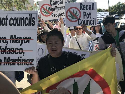中國僑網(wǎng)8日上午,,數(shù)百名民眾在美國艾爾蒙地市進行抗議游行,。(美國《僑報》/聶達 攝)