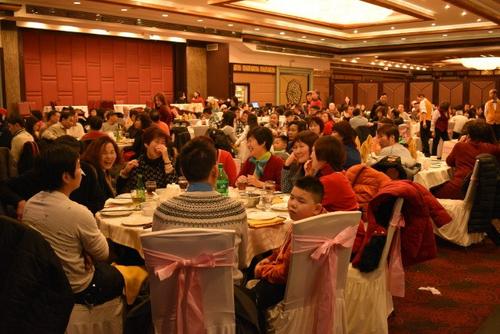 中國僑網(wǎng)中餐館平安夜生意火爆,,可看到滿滿的用餐人潮。(圖片來源:美國《世界日報》 顏嘉瑩/攝)