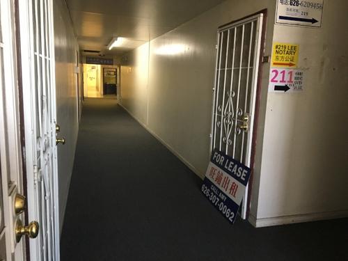 中國僑網(wǎng)以往求職者較多的圣蓋博市夏威夷超市附近職業(yè)介紹所,目前顯得冷冷清清,。(美國《世界日報》/啟鉻 攝)