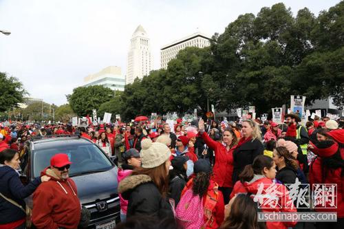 中國(guó)僑網(wǎng)一街上的示威人群已把道路塞得水泄不通,。(美國(guó)《僑報(bào)》/高睿 攝)