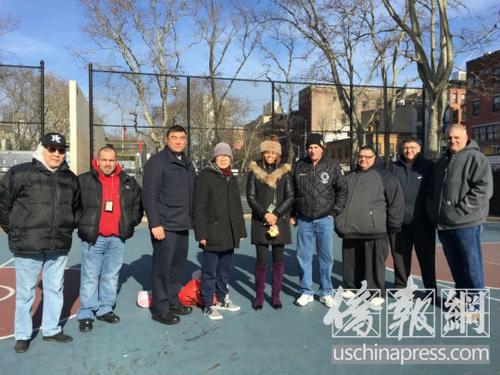 中國僑網(wǎng)田士銳(左4)和消防局、警察局,、公園局及炮竹公司人員來到羅斯福公園做準備工作,。(美國《僑報》/林菁 攝)